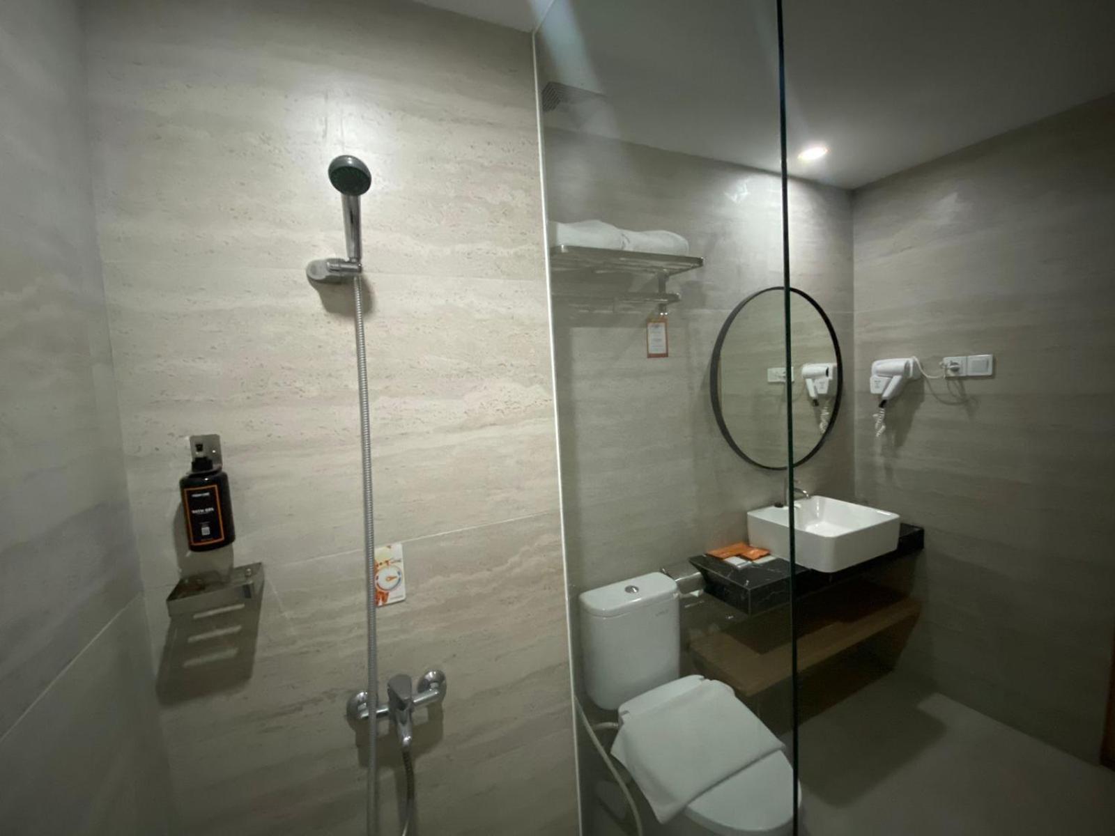 Front One King Hotel Tuban Tuban  Eksteriør bilde